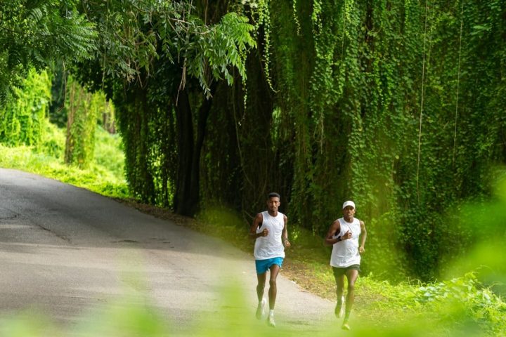 Muchachos corriendo en las mañanas en el bosque de La Habana
